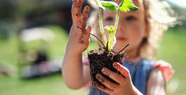 Meisje plantje kind astma