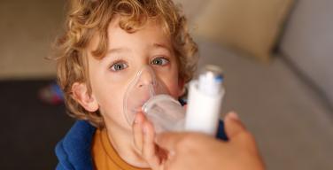Astma puffer jongen
