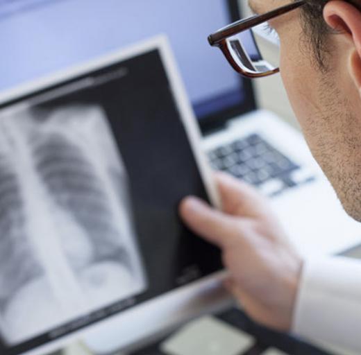 Wetenschapper bekijkt een röntgenfoto