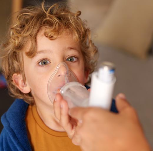 Astma puffer jongen